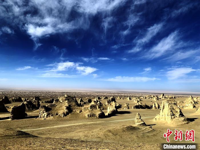 图为航拍茫崖市俄博梁雅丹地貌。　孙睿 摄