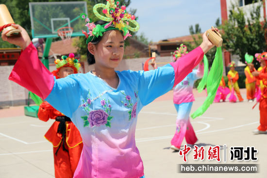 图为河北省南皮县车官屯小学的学习们正在练习国家级非物质遗产南皮落子。 鲍俊秀 摄