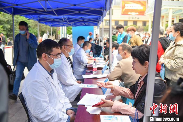 重庆大学附属肿瘤医院13日启动全国肿瘤防治宣传周系列活动。　重庆大学附属肿瘤医院供图