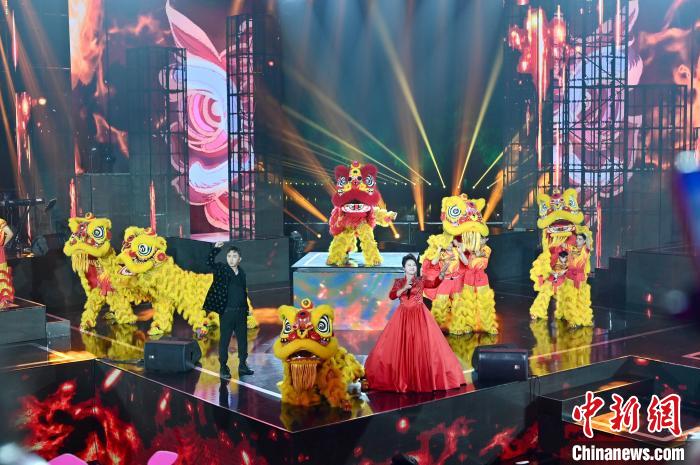 中国参赛选手在“潮音？2023新民歌挑战赛”总决赛上演唱。　俞靖 摄