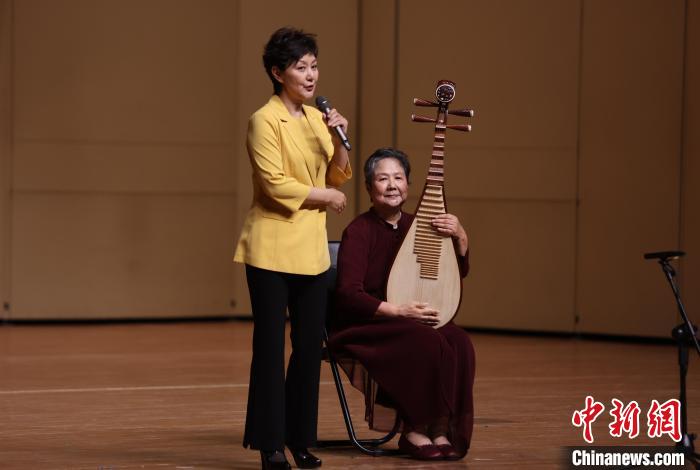 中央音乐学院民乐系主任章红艳(左)为观众介绍83岁高龄的琵琶演奏家王劲梅 中央音乐学院民乐系供图