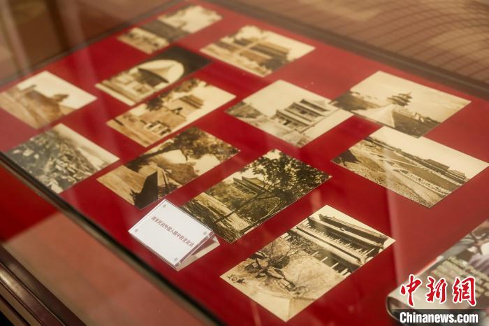 “字里行间读中轴”北京中轴线专题文献展6日在首都图书馆开幕，图为展出的老照片。　主办方供图