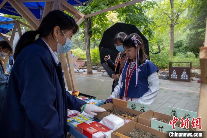 图为香山公园 “仲夏香事”香文化精品市集。　北京市公园管理中心供图