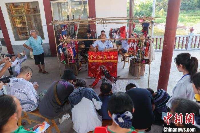 图为精彩的赣县木偶戏表演吸引了不少游客和村民观看。　刘力鑫 摄
