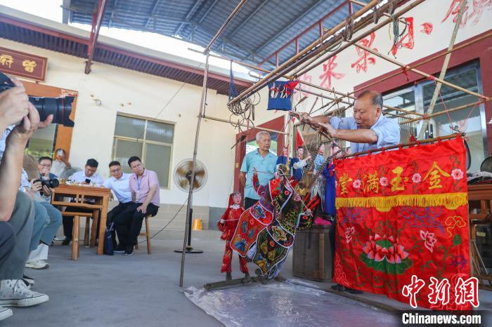 图为精彩的赣县木偶戏表演吸引了不少游客和村民观看。　刘力鑫 摄