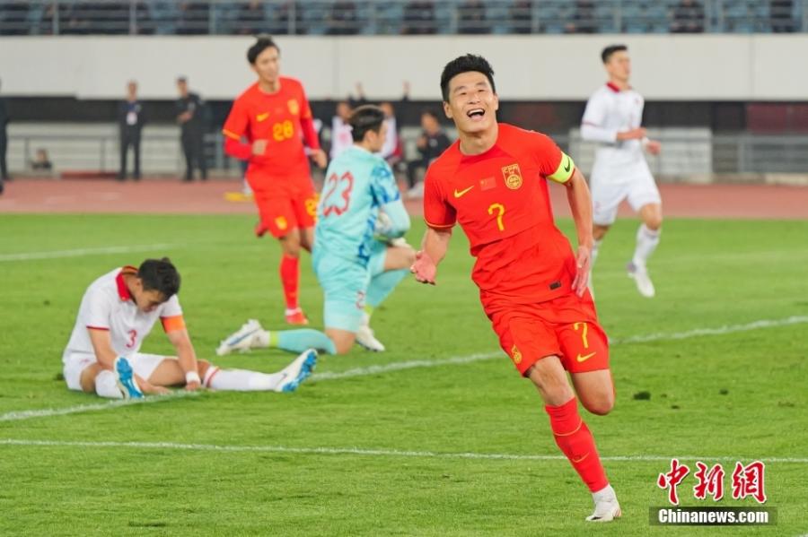 资料图：国足在大连进行的热身赛中，以2:0战胜越南队。图片来源：视觉中国