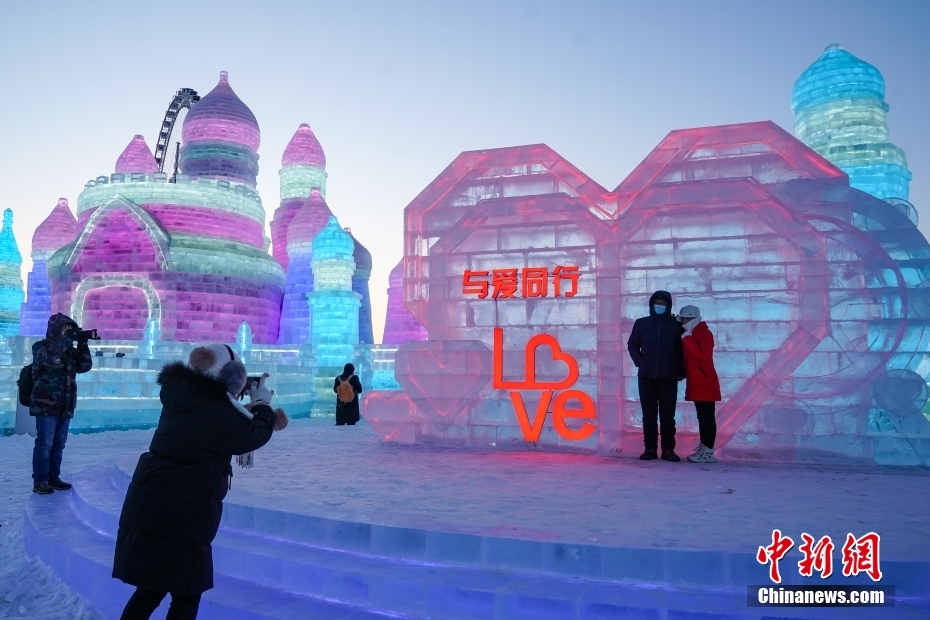 哈尔滨冰雪大世界试开园迎来首批游客