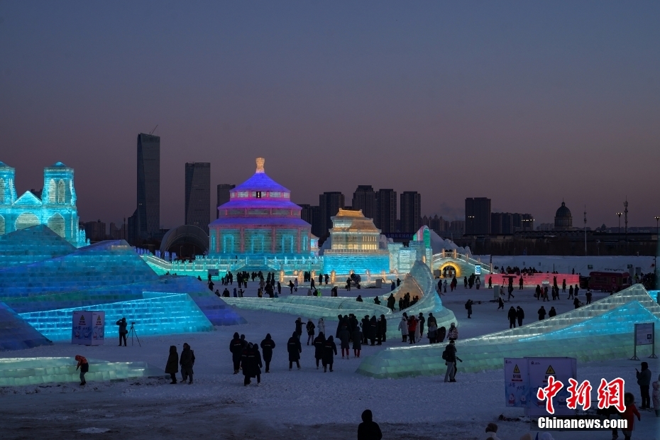 哈尔滨冰雪大世界试开园迎来首批游客